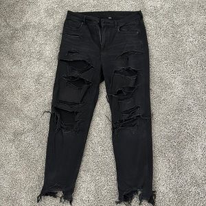 AE Strigid distressed Mom Jean, size 12